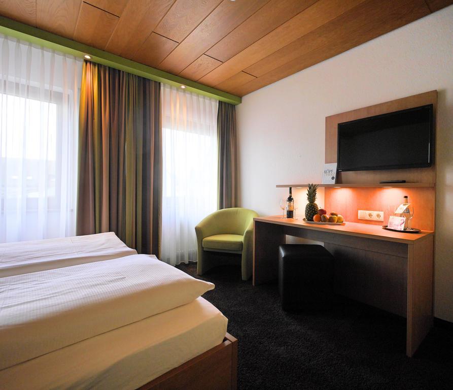 Hotel Landgasthof Blume Lichtenau  Bagian luar foto