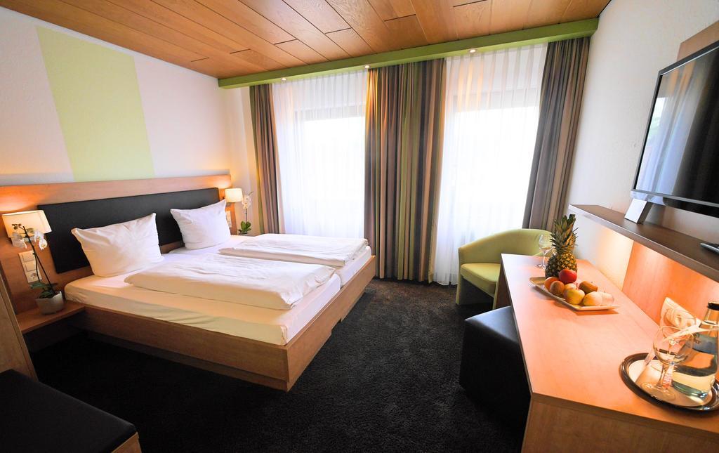 Hotel Landgasthof Blume Lichtenau  Bagian luar foto